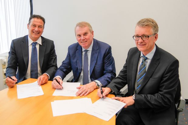 Unterzeichneten die Kooperation (von links): Erik Blom (Managing Director - Meyn), Hans-Joachim Boekstegers (Geschäftsführender Direktor und Group CEO - MULTIVAC), Michael Falck Schmidt (Senior Vice President CCO EMEA - Cabinplant). Unterzeichneten die Kooperation (von links): Erik Blom (Managing Director - Meyn), Hans-Joachim Boekstegers (Geschäftsführender Direktor und Group CEO - MULTIVAC), Michael Falck Schmidt (Senior Vice President CCO EMEA - Cabinplant).