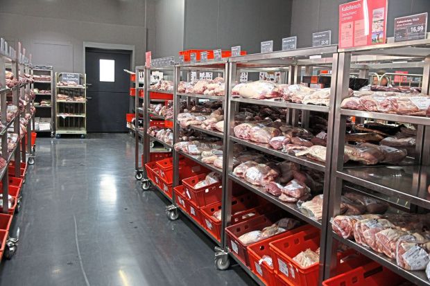 Drei Fleischermeister sind beim Bochumer Großhändler Niggemann beschäftigt. Das Unternehmen hat traditionell eine hohe Affinität zum Lebensmittelhandwerk. Drei Fleischermeister sind beim Bochumer Großhändler Niggemann beschäftigt. Das Unternehmen hat traditionell eine hohe Affinität zum Lebensmittelhandwerk.