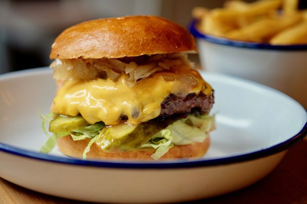 Er erhielt die meisten Stimmen der insgesamt rd. 1.000 teilnehmenden Gäste: der Mr. T von Otto's Burger. Er erhielt die meisten Stimmen der insgesamt rd. 1.000 teilnehmenden Gäste: der Mr. T von Otto's Burger.