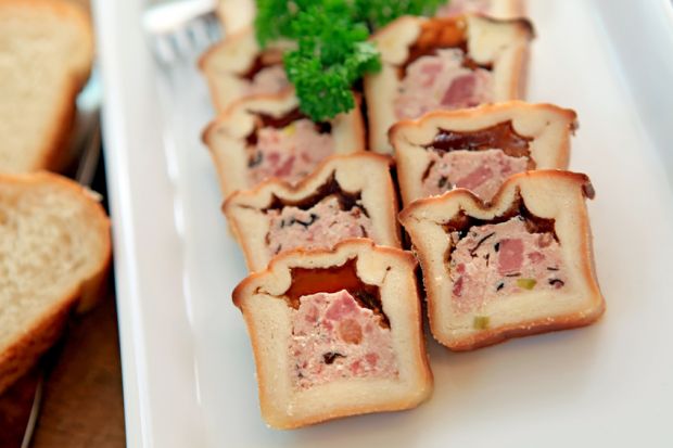 Fleischpastete - Im Unterschied zur Terrine ist die Pastete im Teig gebacken. Fleischpastete - Im Unterschied zur Terrine ist die Pastete im Teig gebacken.