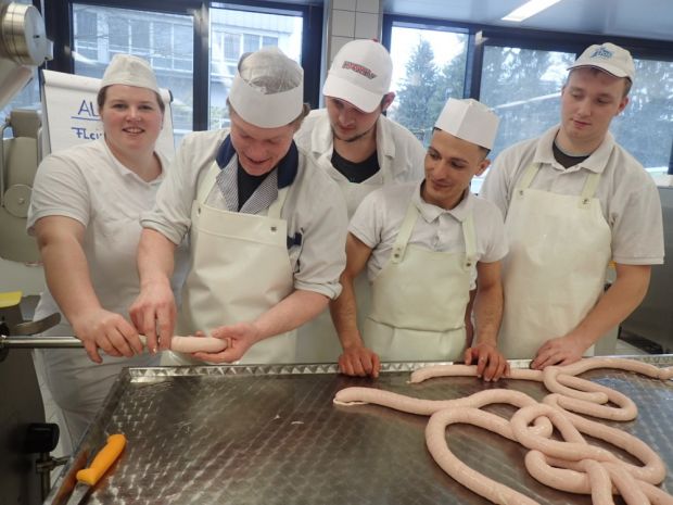Theresia Pledl mit Auszubildenden beim Abfüllen der Bratwurst. Theresia Pledl mit Auszubildenden beim Abfüllen der Bratwurst.