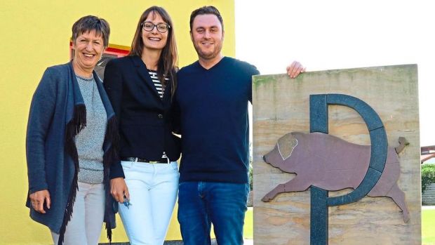 Die vierte und fünfte Generation: Chefin Gabriele Plüntsch, Sohn Elmar und Schwiegertochter Julia neben dem Familienwappen. Die vierte und fünfte Generation: Chefin Gabriele Plüntsch, Sohn Elmar und Schwiegertochter Julia neben dem Familienwappen.