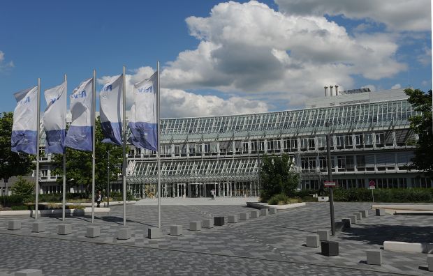 Die R+V Versicherung am Wiesbadener Raiffeisenplatz 1. Die R+V Versicherung am Wiesbadener Raiffeisenplatz 1.