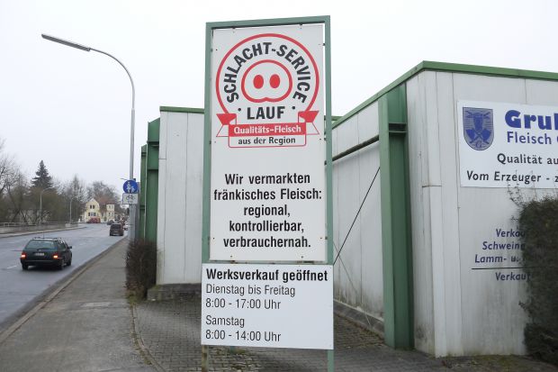 Aus für die Schlachtung in Lauf – die Zerlegung, Fleischwarenproduktion und der Werksverkauf in den Gebäuden am Ufer der Pegnitz bleiben aber erhalten. Aus für die Schlachtung in Lauf – die Zerlegung, Fleischwarenproduktion und der Werksverkauf in den Gebäuden am Ufer der Pegnitz bleiben aber erhalten.