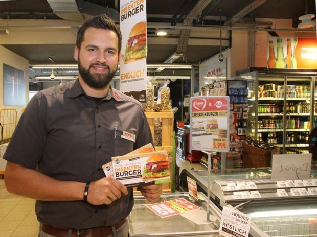 Rewe-Kaufmann Michael Reinartz sorgte mit der Premiere von Insekten-Burgern für einen kulinarischen Paukenschlag in Aachen. Rewe-Kaufmann Michael Reinartz sorgte mit der Premiere von Insekten-Burgern für einen kulinarischen Paukenschlag in Aachen.