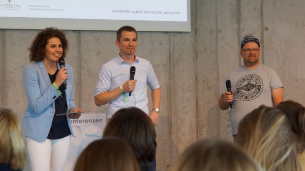 Moderatorin Katie Gallus mit Metzgermeister und Fleischsommelier Steffen Schütze (Mitte) und Michi Kasper. Moderatorin Katie Gallus mit Metzgermeister und Fleischsommelier Steffen Schütze (Mitte) und Michi Kasper.