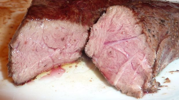 Das ist Fleisch vom Rinderherz. Im Sous-vide-Verfahren langsam gegart, wird es anschließend angebraten und medium serviert. Das ist Fleisch vom Rinderherz. Im Sous-vide-Verfahren langsam gegart, wird es anschließend angebraten und medium serviert.
