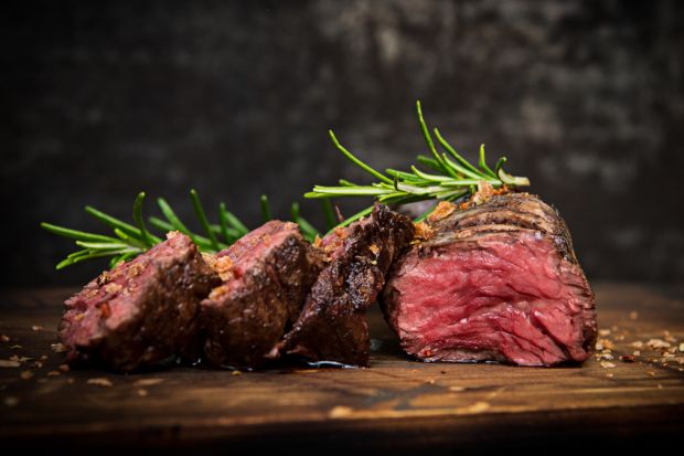 Der Nierenzapfen – das französische Onglet – entfacht ein besonderes Geschmackserlebnis und erinnert an ein Rindersteak. Der Nierenzapfen – das französische Onglet – entfacht ein besonderes Geschmackserlebnis und erinnert an ein Rindersteak.