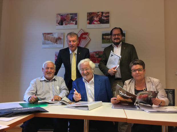 Die Jury des Rudolf-Kunze-PR-Preis mit den Vertretern des DFV (von rechts): Fleischwirtschaft-Chefredakteurin Renate Kühlcke, DFV-Pressesprecher Gero Jentzsch, Dr. Klaus Viedebantt, DFV-Vizepräsident Michael Durst und Karl-Heinz Stier. Die Jury des Rudolf-Kunze-PR-Preis mit den Vertretern des DFV (von rechts): Fleischwirtschaft-Chefredakteurin Renate Kühlcke, DFV-Pressesprecher Gero Jentzsch, Dr. Klaus Viedebantt, DFV-Vizepräsident Michael Durst und Karl-Heinz Stier.