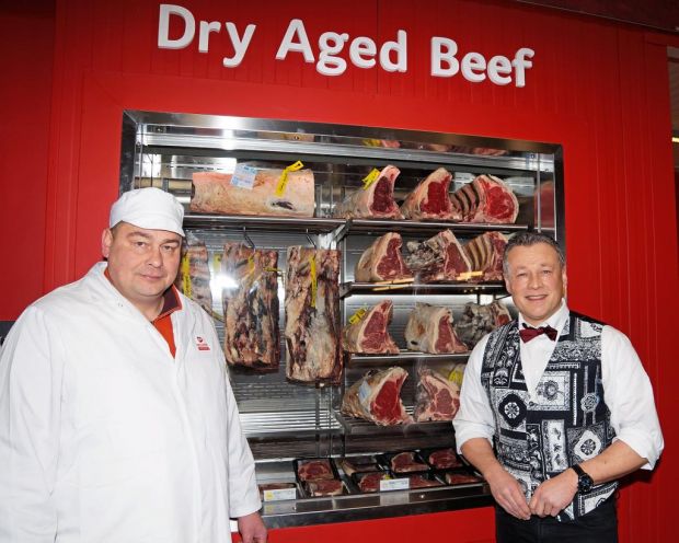 Kundenmagnet bei Selgros ist das Fleisch. Fleischermeister Carsten Haufner (links) und Fleischsommelier Reiner Reutzel vor dem Reifeschrank. Kundenmagnet bei Selgros ist das Fleisch. Fleischermeister Carsten Haufner (links) und Fleischsommelier Reiner Reutzel vor dem Reifeschrank.