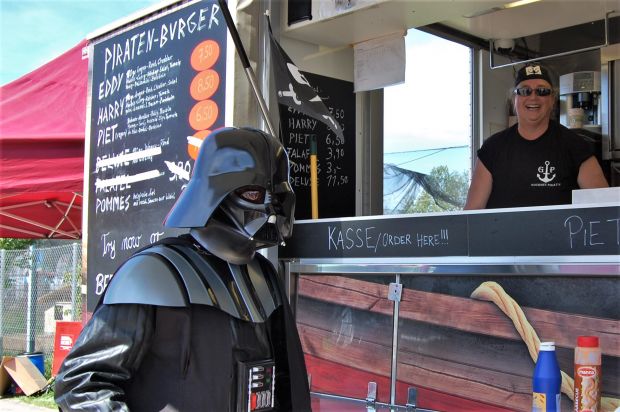 „Galaktisch gut“ fand Darth Vader die Piraten-Burger. „Galaktisch gut“ fand Darth Vader die Piraten-Burger.