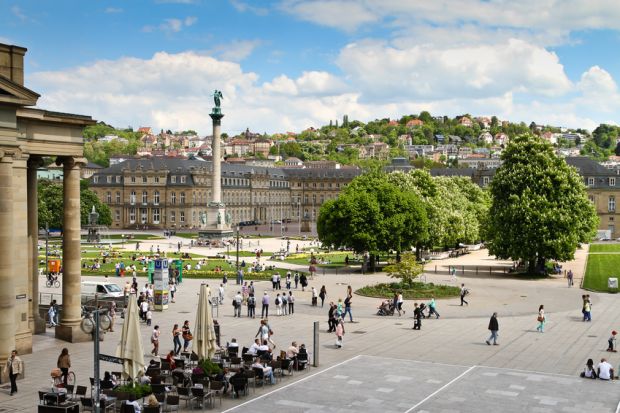 Blick vom Königsbau in der Fußgängerzone Königstraße auf den gegenüberliegenden Schlossplatz im Herzen der Landeshauptstadt Stuttgart. Blick vom Königsbau in der Fußgängerzone Königstraße auf den gegenüberliegenden Schlossplatz im Herzen der Landeshauptstadt Stuttgart.