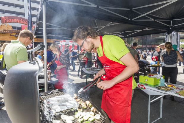 Konzentration am Grill. Konzentration am Grill.