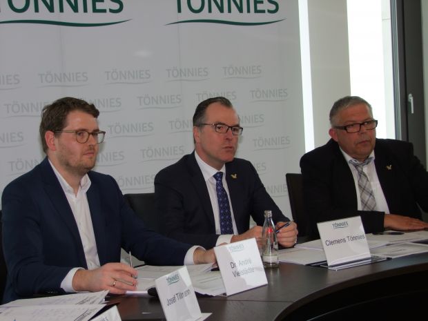 Clemens Tönnies (Mitte) hat als Qualitäts- und Kostenführer die Nase immer ein Stück vorne. Clemens Tönnies (Mitte) hat als Qualitäts- und Kostenführer die Nase immer ein Stück vorne.