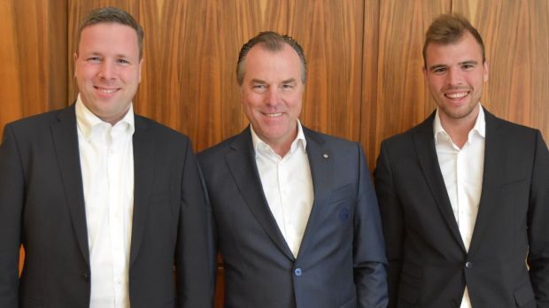 Einigten sich nach jahrelangen Auseinandersetzungen um die Macht im Konzern (von links): Robert und sein Onkel Clemens Tönnies mit Sohn Maximilian. Einigten sich nach jahrelangen Auseinandersetzungen um die Macht im Konzern (von links): Robert und sein Onkel Clemens Tönnies mit Sohn Maximilian.