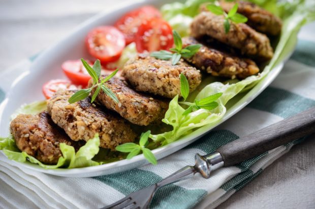 Vegane Klopse auf Salatbett Vegane Klopse auf Salatbett