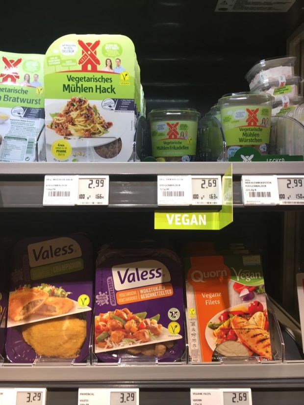 Die namentliche Anlehnung vegetarischer Produkte an die Originale ist nicht nur dem Fleischerhandwerk ein Dorn im Auge. Die namentliche Anlehnung vegetarischer Produkte an die Originale ist nicht nur dem Fleischerhandwerk ein Dorn im Auge.