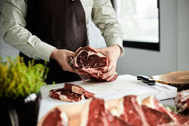 Das Färsenfleisch deutscher Herkunft reift bei Vion in seiner Dry-Aged-Variante 30 Tage am Knochen. Das Färsenfleisch deutscher Herkunft reift bei Vion in seiner Dry-Aged-Variante 30 Tage am Knochen.