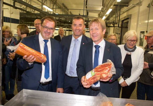 Kasseler ist ein Schlüssel-Produkt für Vion in Perleberg. Das unterstrich auch Geschäftsführer Klaus Voigt (rechts) beim Betriebsrundgang mit Landwirtschaftsminister Jörg Vogelsänger (links) und Landrat Thorsten Uhe (Mitte). Kasseler ist ein Schlüssel-Produkt für Vion in Perleberg. Das unterstrich auch Geschäftsführer Klaus Voigt (rechts) beim Betriebsrundgang mit Landwirtschaftsminister Jörg Vogelsänger (links) und Landrat Thorsten Uhe (Mitte).