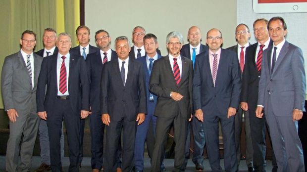 Aufsichtsrats-Chef Michael Boddenberg (rechts) mit dem neu konstituierten Zentrag-Aufsichtsrat sowie den Genossenschafts-Vorständen Anton Wahl (6.v.r.) und Jochen Hähnel (3.v.l.). Aufsichtsrats-Chef Michael Boddenberg (rechts) mit dem neu konstituierten Zentrag-Aufsichtsrat sowie den Genossenschafts-Vorständen Anton Wahl (6.v.r.) und Jochen Hähnel (3.v.l.).