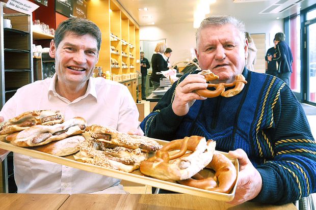 Bäckermeister Herbert Imhof und Tüftler Jürgen Hösl. Bäckermeister Herbert Imhof und Tüftler Jürgen Hösl.