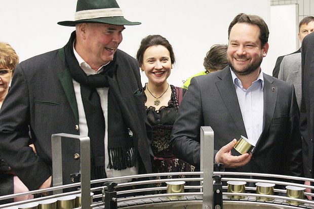 BESH-Vorstand Rudolf Bühler (links) mit Landwirtschaftsminister Alexander Bonde. BESH-Vorstand Rudolf Bühler (links) mit Landwirtschaftsminister Alexander Bonde.