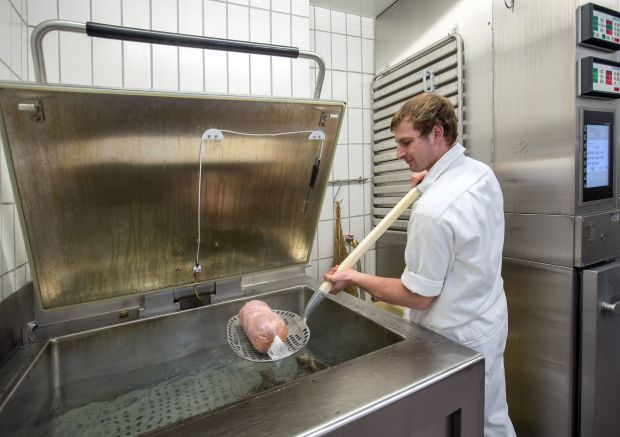 Durch das BHKW ist ständig genügend Wärme für die Wurstproduktion vorhanden. Durch das BHKW ist ständig genügend Wärme für die Wurstproduktion vorhanden.