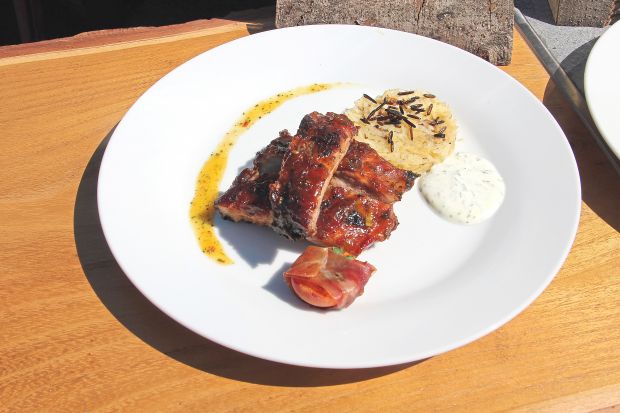 Spare Ribs bekommen einen fruchtigem Touch durch das Mango-Chili-Relish. Deshalb eigenen als perfekte Beilage der Apfel-Kartoffel-Taler und die in Speck gewickelte Aprikose. Spare Ribs bekommen einen fruchtigem Touch durch das Mango-Chili-Relish. Deshalb eigenen als perfekte Beilage der Apfel-Kartoffel-Taler und die in Speck gewickelte Aprikose.