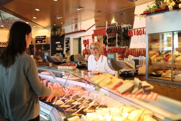 Den Umgang mit der Ware üben: Durch Präsentieren, Wiegen, Verpacken und Überreichen verraten wir viel über unsere Kompetenz. Den Umgang mit der Ware üben: Durch Präsentieren, Wiegen, Verpacken und Überreichen verraten wir viel über unsere Kompetenz.