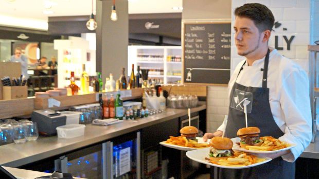 Die Plätze an der Theke sind beliebt: Bei Billy werden in der offenen Küche vor den Augen der Gäste frische Patties produziert und zu saftigen Burgern zubereitet. Die Plätze an der Theke sind beliebt: Bei Billy werden in der offenen Küche vor den Augen der Gäste frische Patties produziert und zu saftigen Burgern zubereitet.