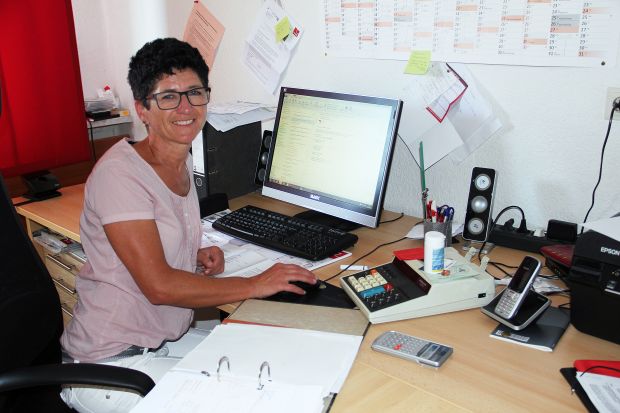 Birgit Rieck hält im Büro die Fäden fest in der Hand. Birgit Rieck hält im Büro die Fäden fest in der Hand.