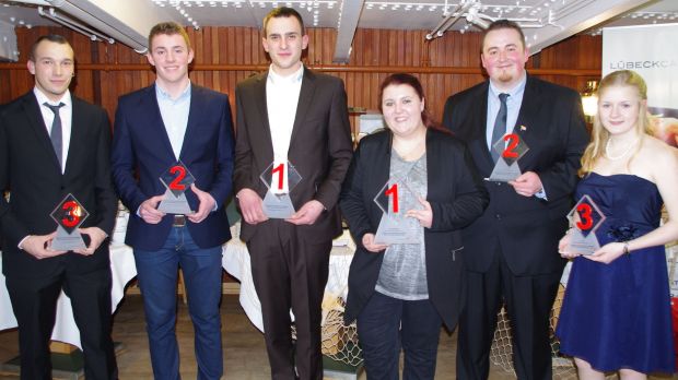 Die besten 6 (von links): Die Fleischer Marcel Stephan, Florian Wollmann und Felix Eberhardt sowie die Fachverkäufer Julia Tappe, Hendrik Volker Süß und Jasmin Kulke. Die besten 6 (von links): Die Fleischer Marcel Stephan, Florian Wollmann und Felix Eberhardt sowie die Fachverkäufer Julia Tappe, Hendrik Volker Süß und Jasmin Kulke.