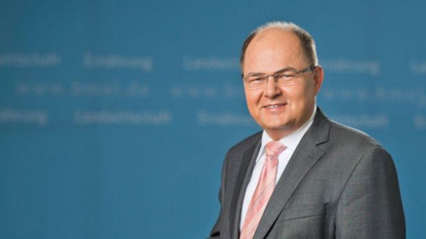 Christian Schmidt, Jahrgang 1957, ist seit 1976 Mitglied der Christlich-Sozialen Union (CSU) und seit Februar 2014 Bundesminister für Ernährung und Landwirtschaft (BMEL). Christian Schmidt, Jahrgang 1957, ist seit 1976 Mitglied der Christlich-Sozialen Union (CSU) und seit Februar 2014 Bundesminister für Ernährung und Landwirtschaft (BMEL).