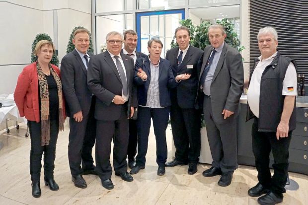 Das Fleischerhandwerk im Blick (von links): Karin Evers-Meyer (MdB), Thomas Oppermann (Fraktionsvorsitzender der SPD), Hans-Peter Rauch (Kammerpräsident Schwaben), Johann Saathoff (MdB), Bundesumweltministerin Barbara Hendricks, Reiner Alberts (Club der bekennenden Fleisch- und Wurstesser), Enno Appelhagen (Regionalmarketing NorderFleisch) und Josef Bader (Obmann der Fleischerinnungen in Schwaben). Das Fleischerhandwerk im Blick (von links): Karin Evers-Meyer (MdB), Thomas Oppermann (Fraktionsvorsitzender der SPD), Hans-Peter Rauch (Kammerpräsident Schwaben), Johann Saathoff (MdB), Bundesumweltministerin Barbara Hendricks, Reiner Alberts (Club der bekennenden Fleisch- und Wurstesser), Enno Appelhagen (Regionalmarketing NorderFleisch) und Josef Bader (Obmann der Fleischerinnungen in Schwaben).