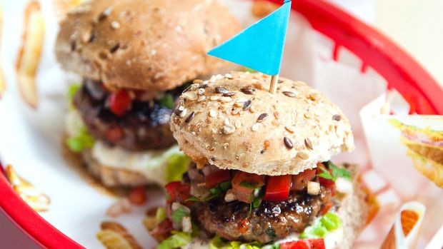 Feurige Mini-Burger mit würzigem Relish.
Feurige Mini-Burger mit würzigem Relish.