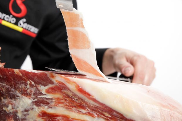 In kleinen, dünnen Scheiben entfaltet der Serrano-Schinken optimalen Geschmack und Aroma. Beim Aufschneiden von der Keule arbeitet der Experte von der Klaue in Richtung Spitze. Der Schnitt erfolgt dabei immer parallel zum Schenkelknochen. In kleinen, dünnen Scheiben entfaltet der Serrano-Schinken optimalen Geschmack und Aroma. Beim Aufschneiden von der Keule arbeitet der Experte von der Klaue in Richtung Spitze. Der Schnitt erfolgt dabei immer parallel zum Schenkelknochen.