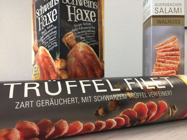Küchenfertige Schweinshaxe, Trüffelfilet und Walnuss-Salami in optisch anregender Verpackung. Küchenfertige Schweinshaxe, Trüffelfilet und Walnuss-Salami in optisch anregender Verpackung.