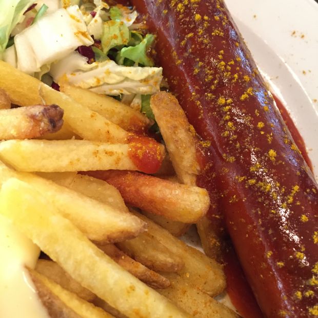 Produkt mit Tradition: Die VW Currywurst aus der werkseigenen Fleischerei. Produkt mit Tradition: Die VW Currywurst aus der werkseigenen Fleischerei.