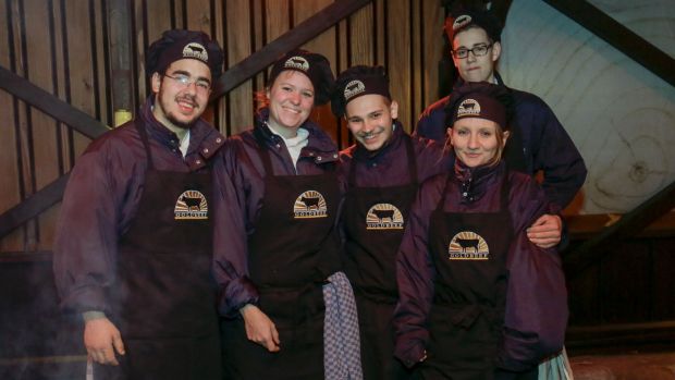 Grillspezialisten: Das Goldbeef-Team von Vion ließ die Roste zum Winter-BBQ des Deutschen Fleisch Kongresses glühen und brachte die Steaks auf den Punkt. Grillspezialisten: Das Goldbeef-Team von Vion ließ die Roste zum Winter-BBQ des Deutschen Fleisch Kongresses glühen und brachte die Steaks auf den Punkt.