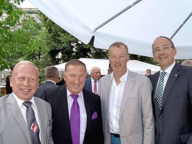 DFV-Einsatz beim Sommer-Biwak in Berlin (von links): Die Präsidiumsmitglieder Klaus Gerlach, Heinz-Werner Süss, Michael Durst und Hauptgeschäftsführer Martin Fuchs. DFV-Einsatz beim Sommer-Biwak in Berlin (von links): Die Präsidiumsmitglieder Klaus Gerlach, Heinz-Werner Süss, Michael Durst und Hauptgeschäftsführer Martin Fuchs.