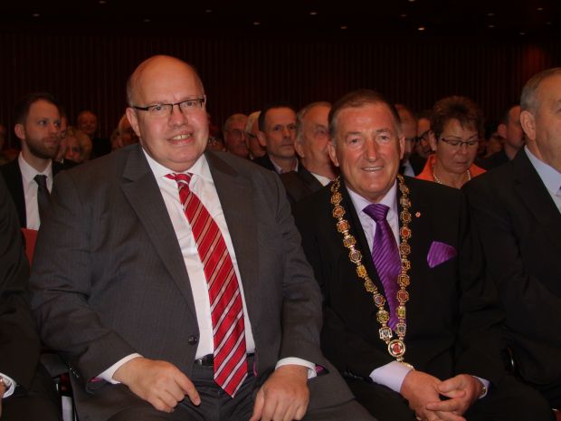 DFV-Präsident Heinz-Werner Süss und Bundesminister Peter Altmaier aus dem Bundeskanzleramt. DFV-Präsident Heinz-Werner Süss und Bundesminister Peter Altmaier aus dem Bundeskanzleramt.