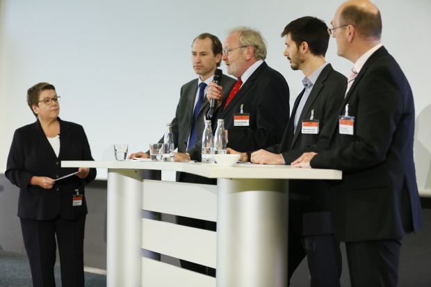 Renate Kühlcke und Dirk Lenders (rechts) diskutieren auf dem Deutschen Fleisch Kongress mit Dr. Alexander Hinrichs (Initiative Tierwohl), Dr. Heinz Schweer (Vion) und Mahi Klosterhalfen (Albert-Schweitzer-Stiftung) übers Tierwohl. Renate Kühlcke und Dirk Lenders (rechts) diskutieren auf dem Deutschen Fleisch Kongress mit Dr. Alexander Hinrichs (Initiative Tierwohl), Dr. Heinz Schweer (Vion) und Mahi Klosterhalfen (Albert-Schweitzer-Stiftung) übers Tierwohl.