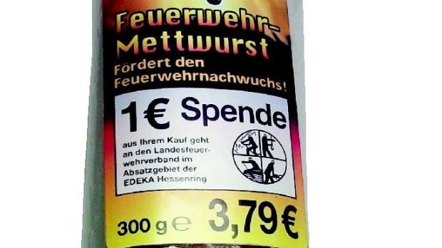 Die 300 Gramm schwere Feuerwehrmettwurst ist im SB-Pack für 3,79 Euro im Sortiment. Deutlich hervorgehoben ist der Anteil des Spendenbeitrags. Die 300 Gramm schwere Feuerwehrmettwurst ist im SB-Pack für 3,79 Euro im Sortiment. Deutlich hervorgehoben ist der Anteil des Spendenbeitrags.