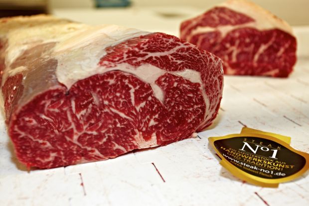 Edles Fleisch braucht Geschichtenerzähler hinter der Theke. Seine Image bildende und Identität stiftende Wirkung entfaltet das hochwertige Fleisch erst, wenn es die „große Geschichte“ dazu gibt. Edles Fleisch braucht Geschichtenerzähler hinter der Theke. Seine Image bildende und Identität stiftende Wirkung entfaltet das hochwertige Fleisch erst, wenn es die „große Geschichte“ dazu gibt.