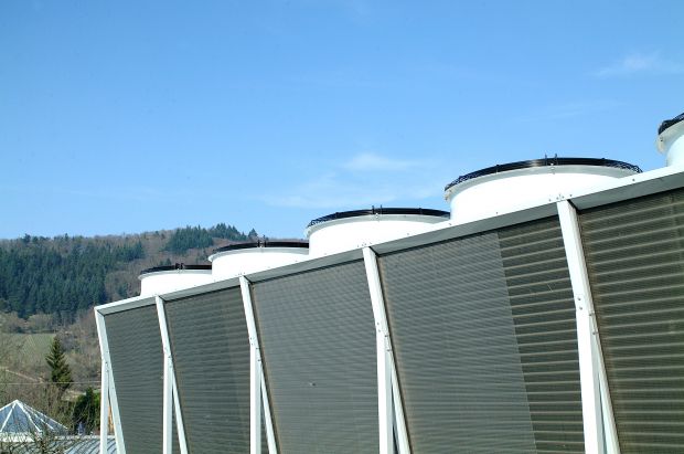 Der Verflüssiger auf dem Dach ist ein Bauteil der Kälteanlage. Der Verflüssiger auf dem Dach ist ein Bauteil der Kälteanlage.