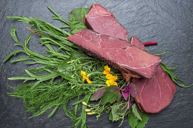 Schinken vom Rotwild: Reimund und Karsten Schmidt verarbeiten alle anfallenden Keulen von Reh-, Rotwild und Wildschwein zu feinen Pökelwaren. Schinken vom Rotwild: Reimund und Karsten Schmidt verarbeiten alle anfallenden Keulen von Reh-, Rotwild und Wildschwein zu feinen Pökelwaren.