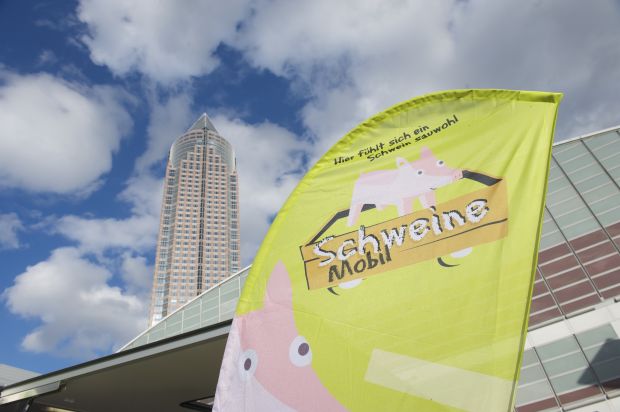 Zur Land und Genuss kommt das Schweinemobil auf das Frankfurter Messegelände. Zur Land und Genuss kommt das Schweinemobil auf das Frankfurter Messegelände.