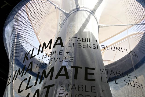 Deutscher Pavillon - Blick aus der Ausstellung an die Oberfläche. Deutscher Pavillon - Blick aus der Ausstellung an die Oberfläche.