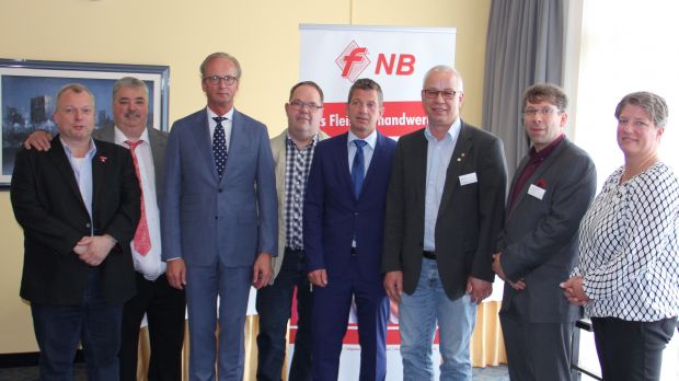 Einstimmig wählten die Delegierten alle Vorstandsmitglieder wieder in ihre Ämter (von links): Thomas Schlimgen, Heiner Kleinschmidt, Herbert Dohrmann, Dieter Beermann, Jens Neubauer, Ralf Kos, Olaf Fritsch mit Geschäftsführerin Isabell Dohm. Einstimmig wählten die Delegierten alle Vorstandsmitglieder wieder in ihre Ämter (von links): Thomas Schlimgen, Heiner Kleinschmidt, Herbert Dohrmann, Dieter Beermann, Jens Neubauer, Ralf Kos, Olaf Fritsch mit Geschäftsführerin Isabell Dohm.