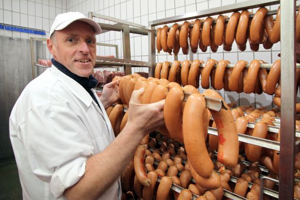 Bewährte Rezeptur: Wenn, dann „schraubt“ Burkhard Müller am Wurstkaliber. Bewährte Rezeptur: Wenn, dann „schraubt“ Burkhard Müller am Wurstkaliber.